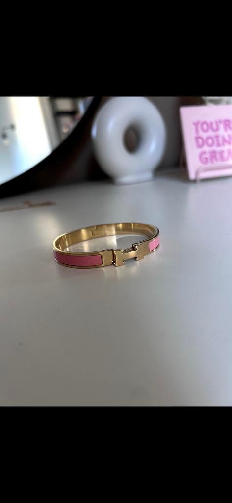 Hermès Clic H Armband - Goudkleurig met Roze Emaille, Sieraden, Tassen en Uiterlijk, Armbanden, Ophalen of Verzenden, Zo goed als nieuw