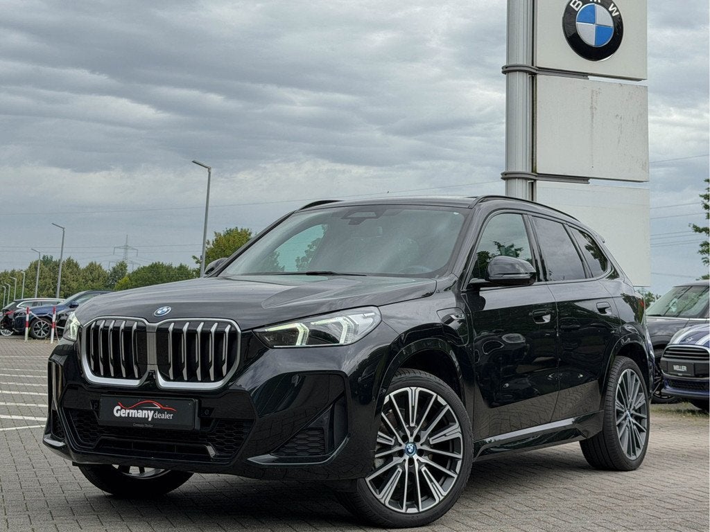 BMW X1 xDrive30e 326pk M-Sport Pano Tr-Haak H&K Zetels+Memo, Auto's, BMW, Gebruikt, Zwart, Zwart, Bedrijf