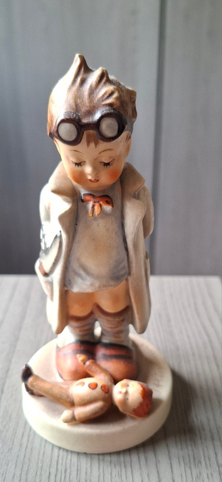 Vintage Hummel beeldje: Jongen met bril en pop, Ophalen, Zo goed als nieuw, Hummel