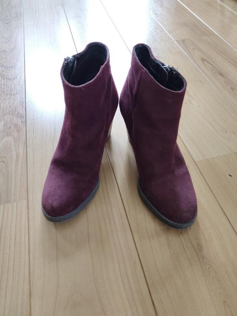 Halfhoge aubergine kleurige laarsjes van suède. Maat 39, Kleding | Dames, Schoenen, Ophalen of Verzenden, Zo goed als nieuw, Overige kleuren
