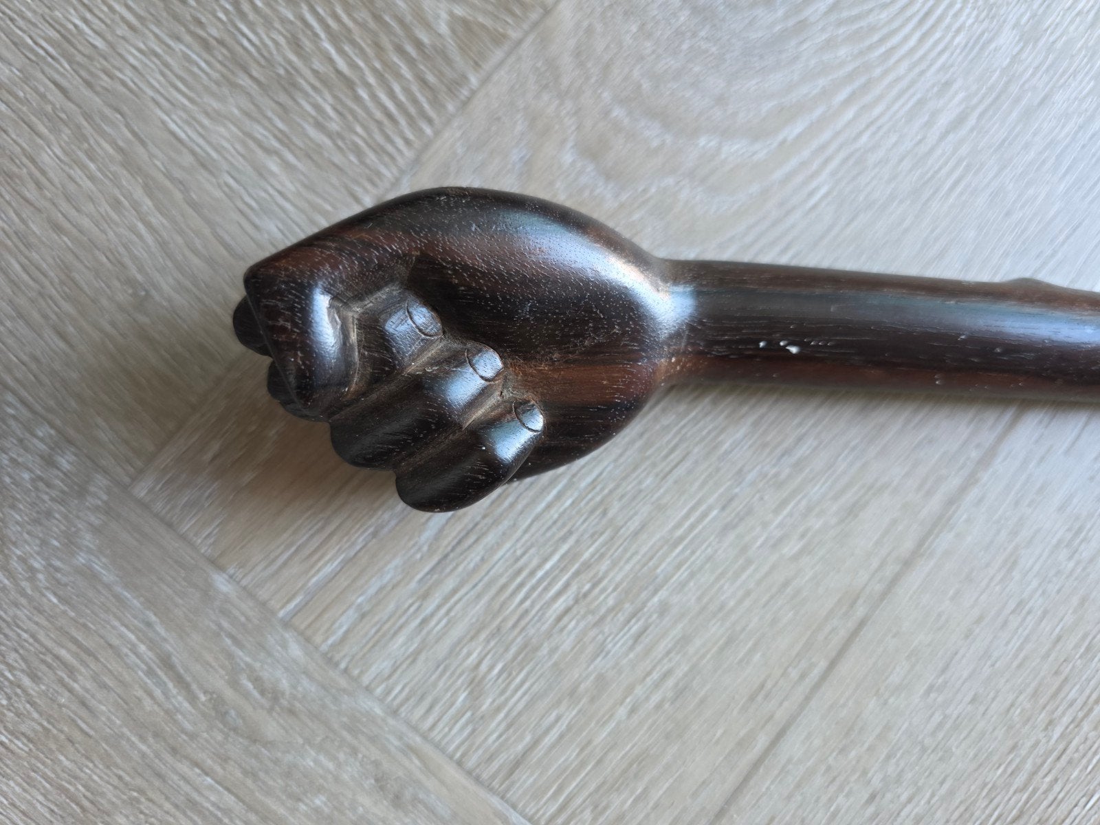 Bijzondere houten wandelstok met gesneden handvat (Vuist), Diversen, Wandelstokken, Ophalen of Verzenden