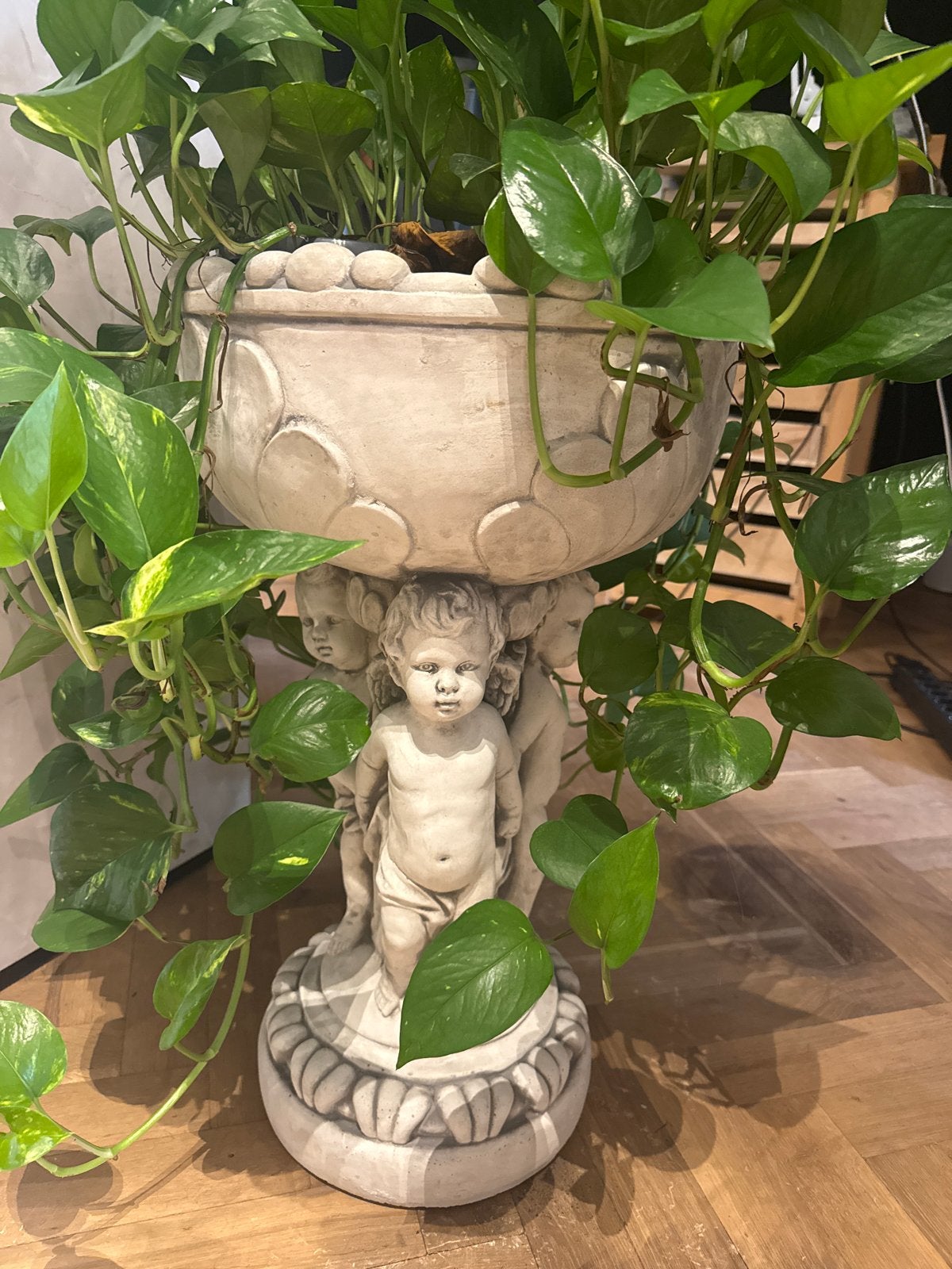 Decoratieve bloempot met engelen 2 x (zwaar), Ophalen, Gebruikt, Minder dan 60 cm, Rond