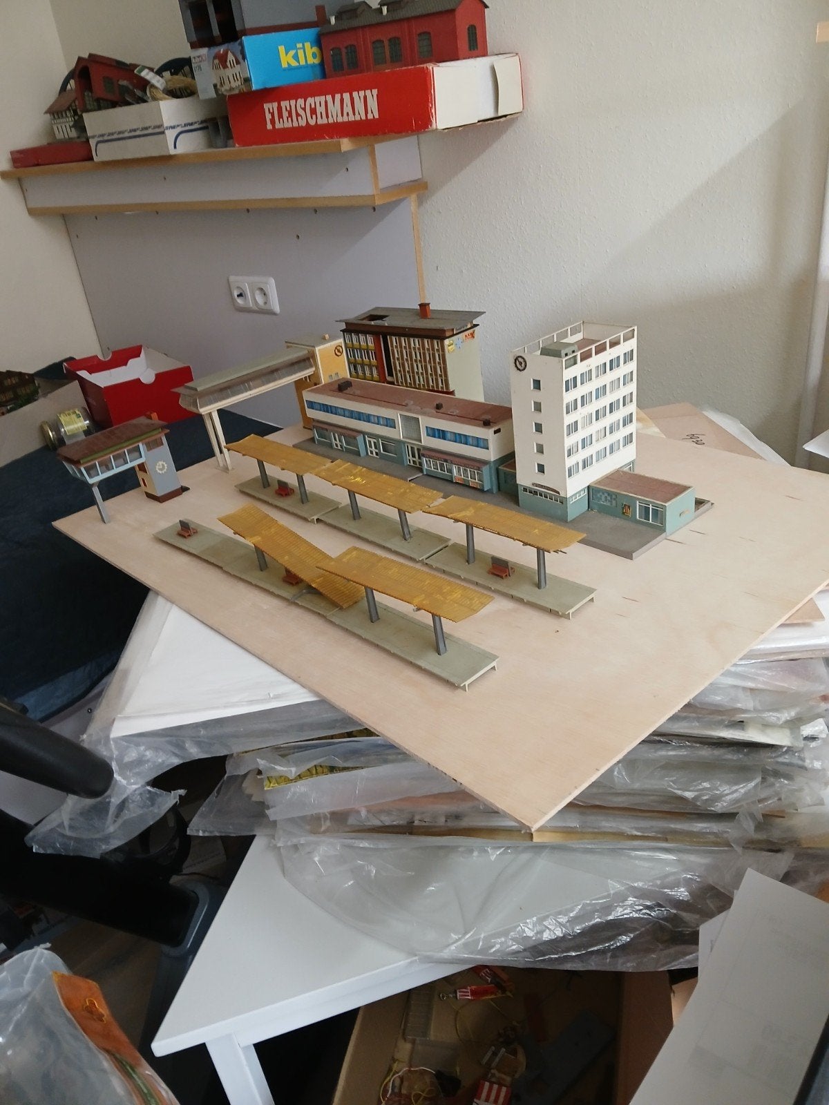Modelhuisjes: Station met 5 perrons en seinhuizen, Ophalen of Verzenden, Gebruikt, Brug, Tunnel of Gebouw