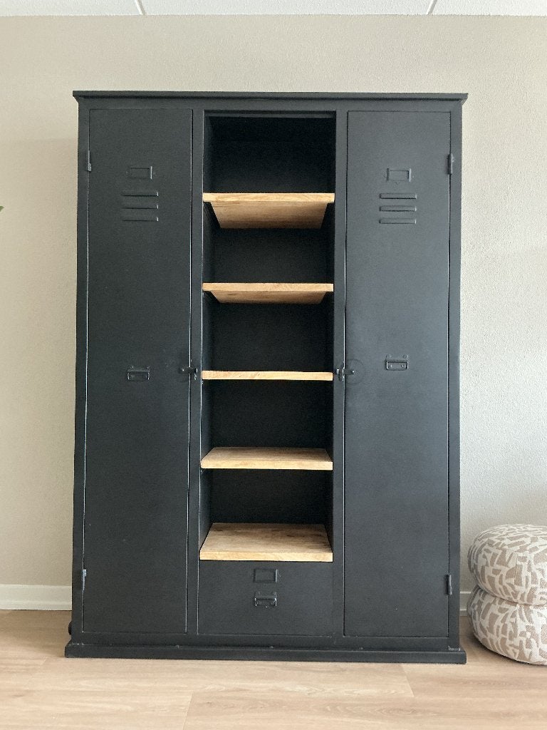 Mooie zwarte metalen lockerkast met planken van mangohout, Ophalen, Zo goed als nieuw, Industrieel