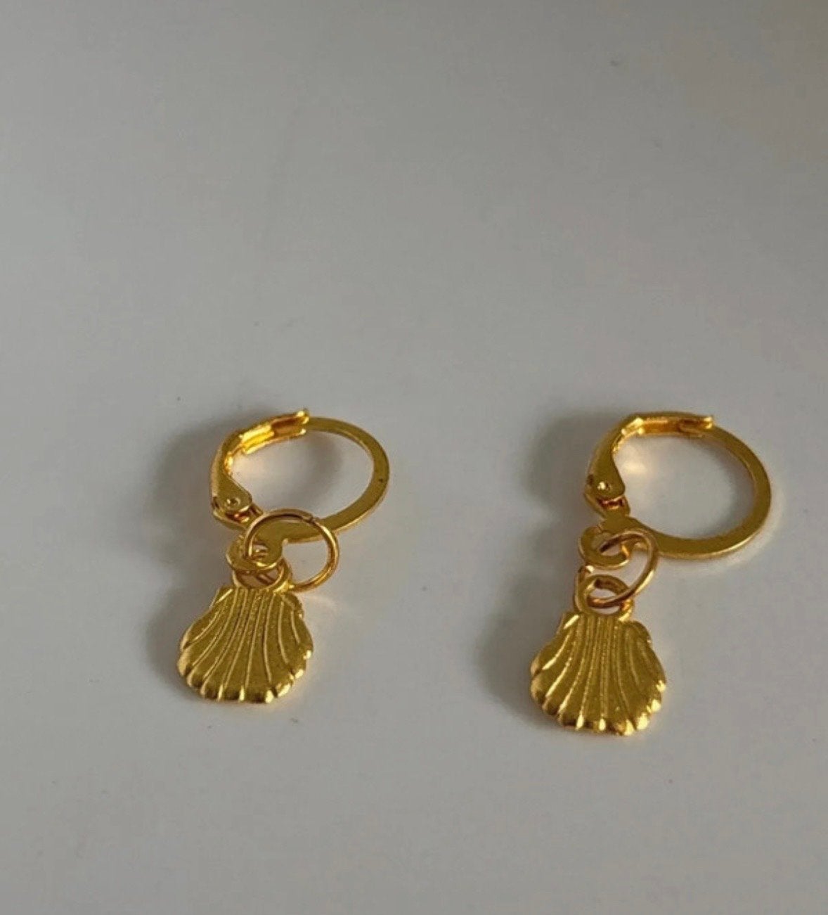 Nieuwe Goudkleurige Oorbellen met Schelpjes, Sieraden, Tassen en Uiterlijk, Overige materialen, Hangers, Nieuw, Ophalen of Verzenden
