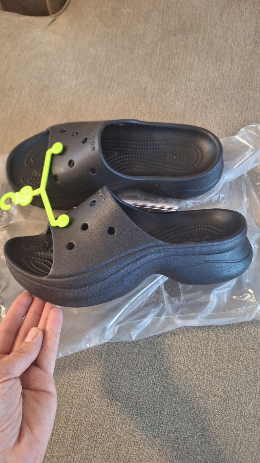 Nieuwe Zwarte Crocs Bae Slides Plateauzool Maat 37/38, Zwart, Nieuw, Crocs, Sandalen of Muiltjes