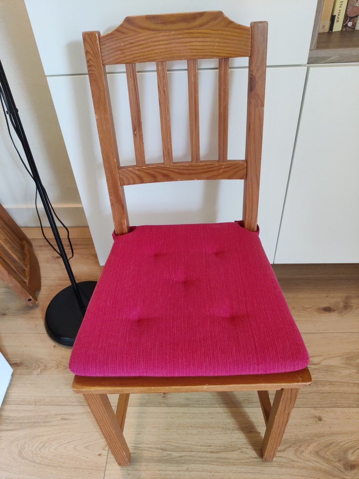 Eetkamerstoelen x4 - grenenhout met rode kussentjes, Ophalen, Gebruikt, Grenen, Vier