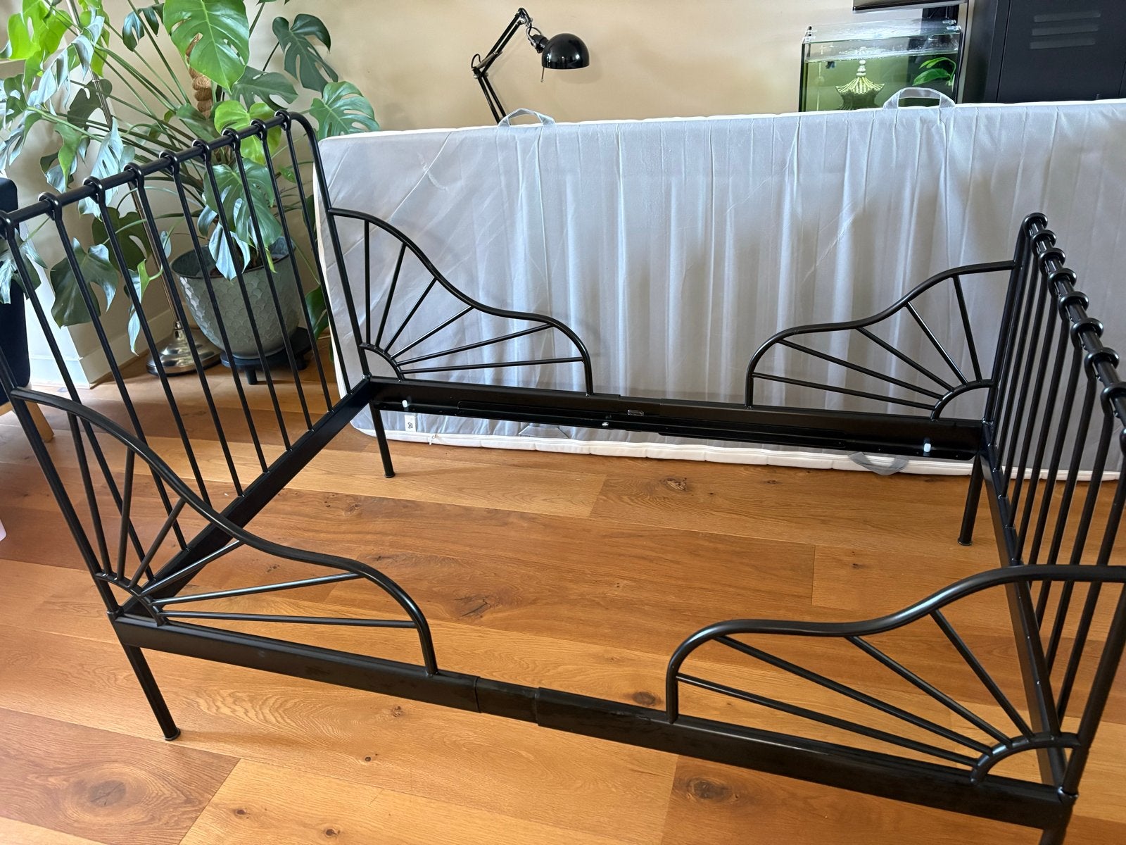 Minnen meegroeibed Ikea, zwart. 80cm breed, Huis en Inrichting, Ophalen, Verstelbaar, Zwart, Tweepersoons