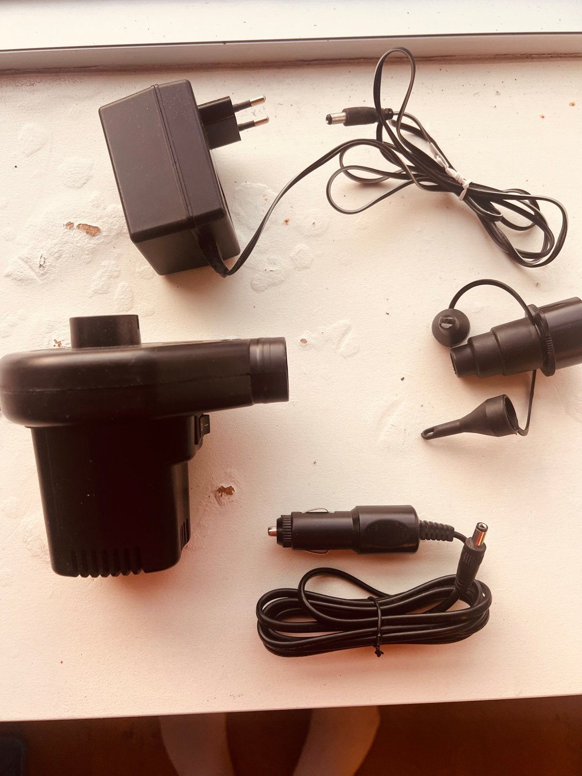 Elektrische luchtpomp 230V + 12V autoadapter + opzetstukken, Ophalen of Verzenden, Gebruikt, Elektrisch