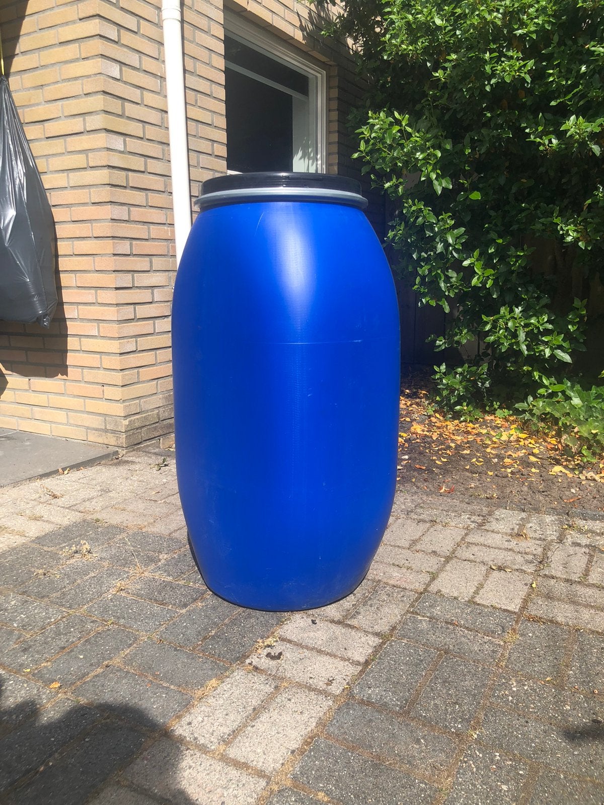 Blaauwe plastic vaten met klemband 120 liter inhoud, Tuin en Terras, Regentonnen, 75 tot 150 liter, Ophalen of Verzenden, Zo goed als nieuw