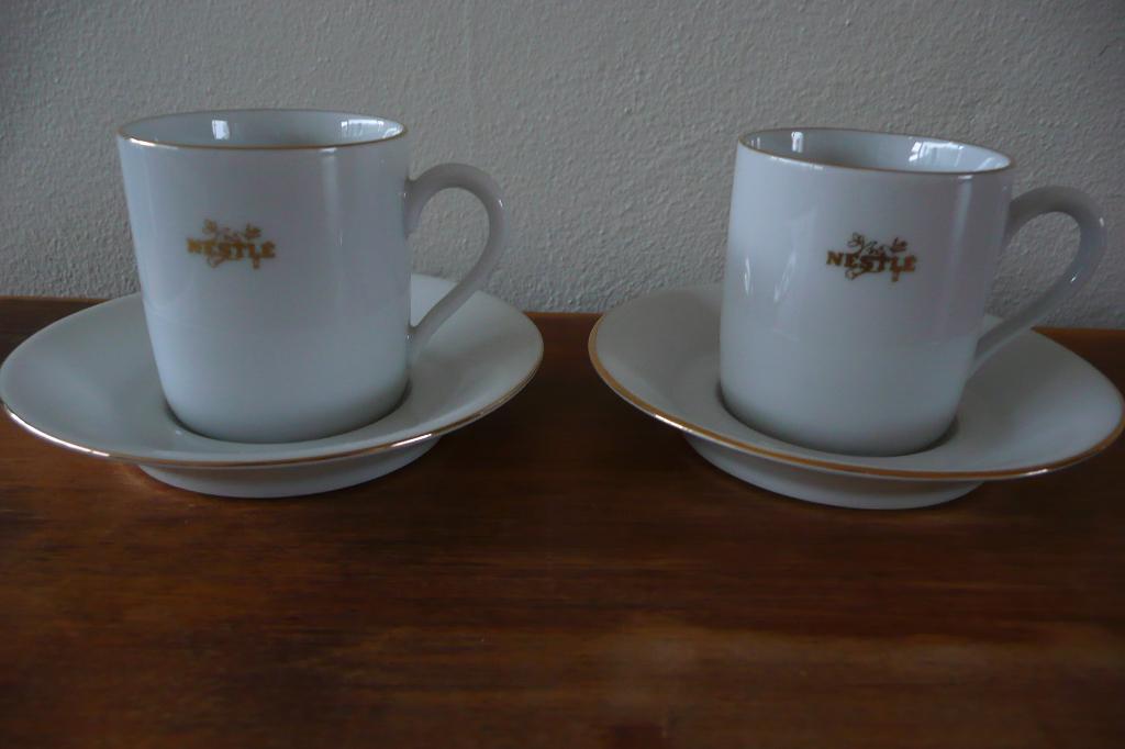 2 Espresso kop en schotels van Nestlé, Huis en Inrichting, Keuken | Servies, Ophalen of Verzenden, Zo goed als nieuw, Overige stijlen