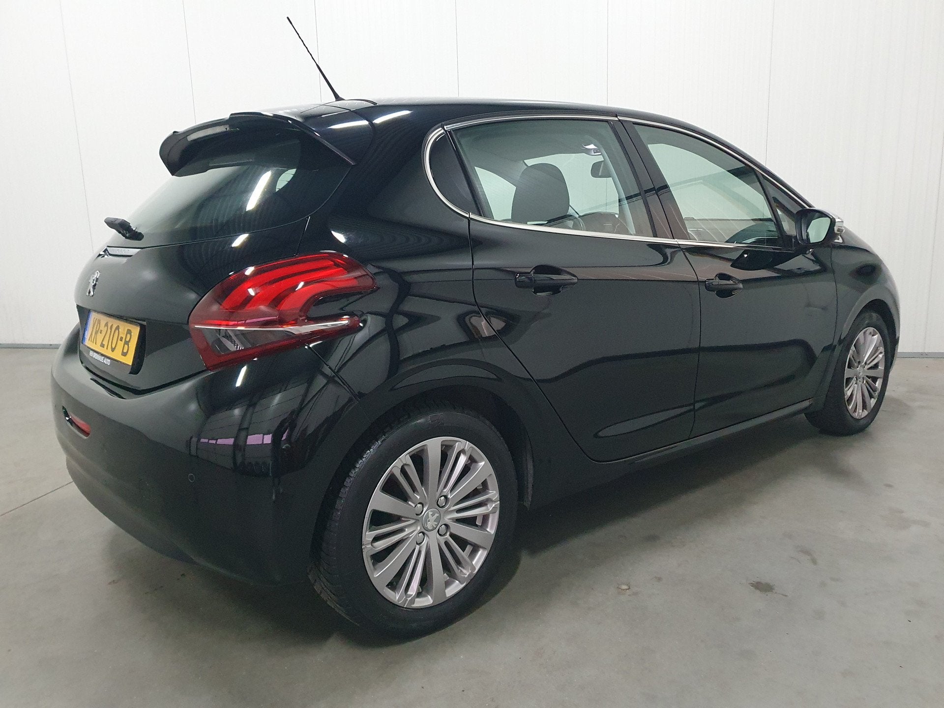 Peugeot 208 1.2 PureTech Blue Lease Allure NAVI/CARPLAY/CLIM, 83 pk, Stof, 1199 cc, Zwart