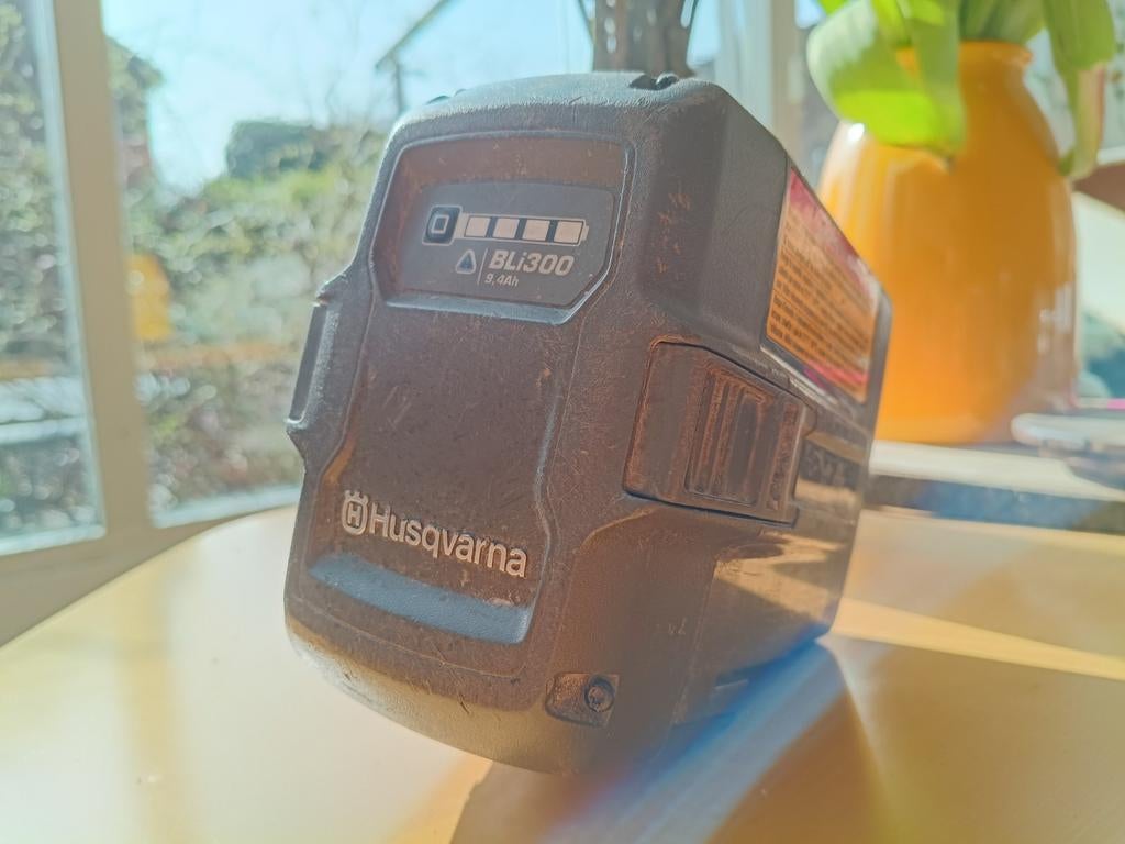 Husqvarna BLi300 accu 9.4Ah 2021 professionele 36V accu (2), Ophalen of Verzenden, Gebruikt