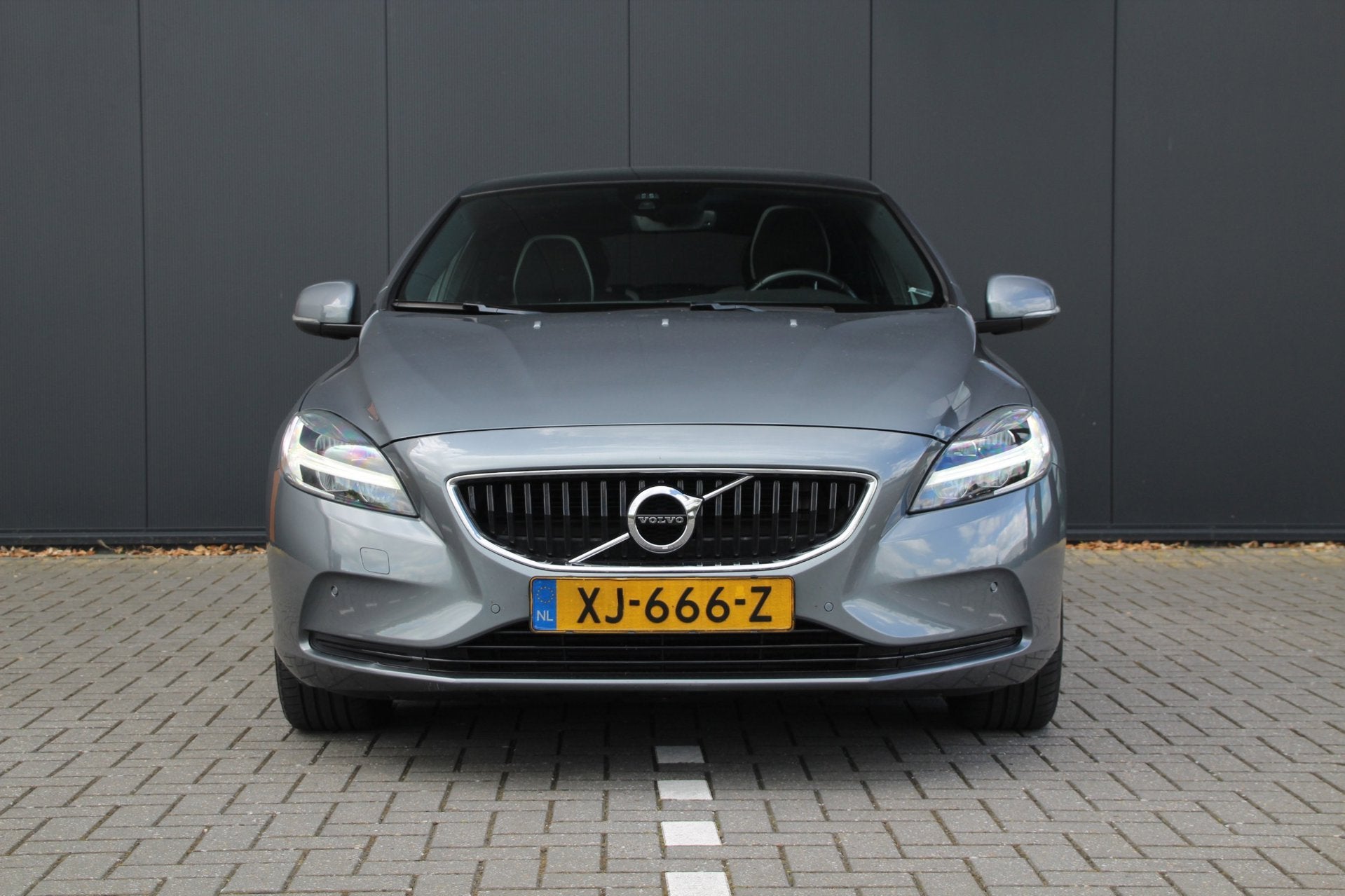 Volvo V40 1.5 T3 Dynamic Edition | Stoelverwarming | AUTOMAA, Auto's, Stof, 4 cilinders, 700 kg, Origineel Nederlands