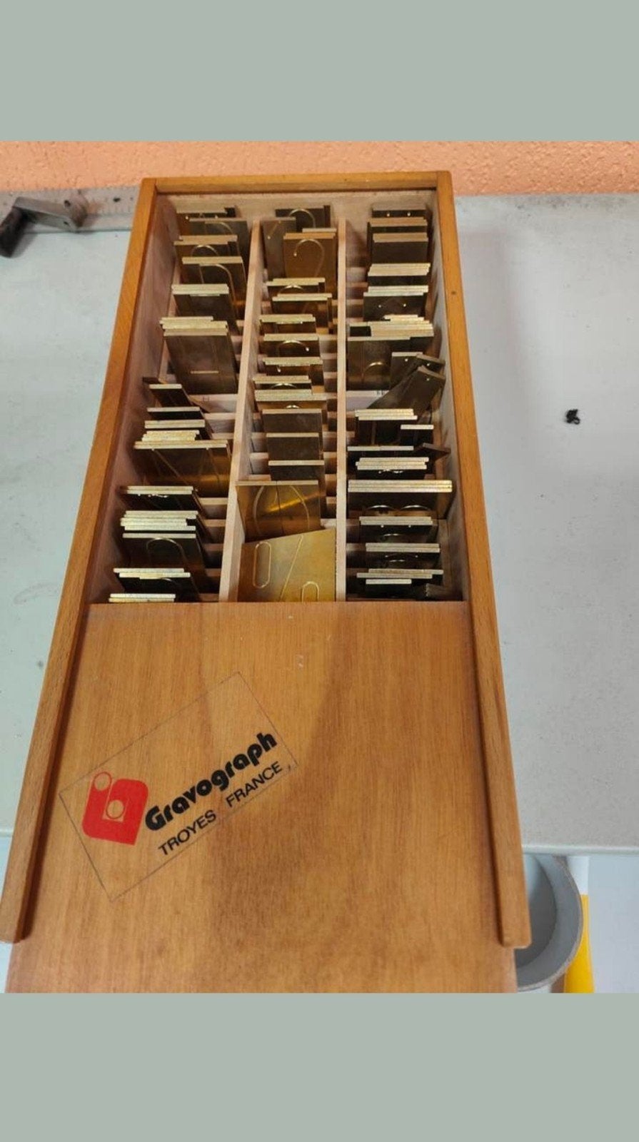 Gravograph graveerletters in houten kist, Hobby en Vrije tijd, Ophalen of Verzenden, Gebruikt