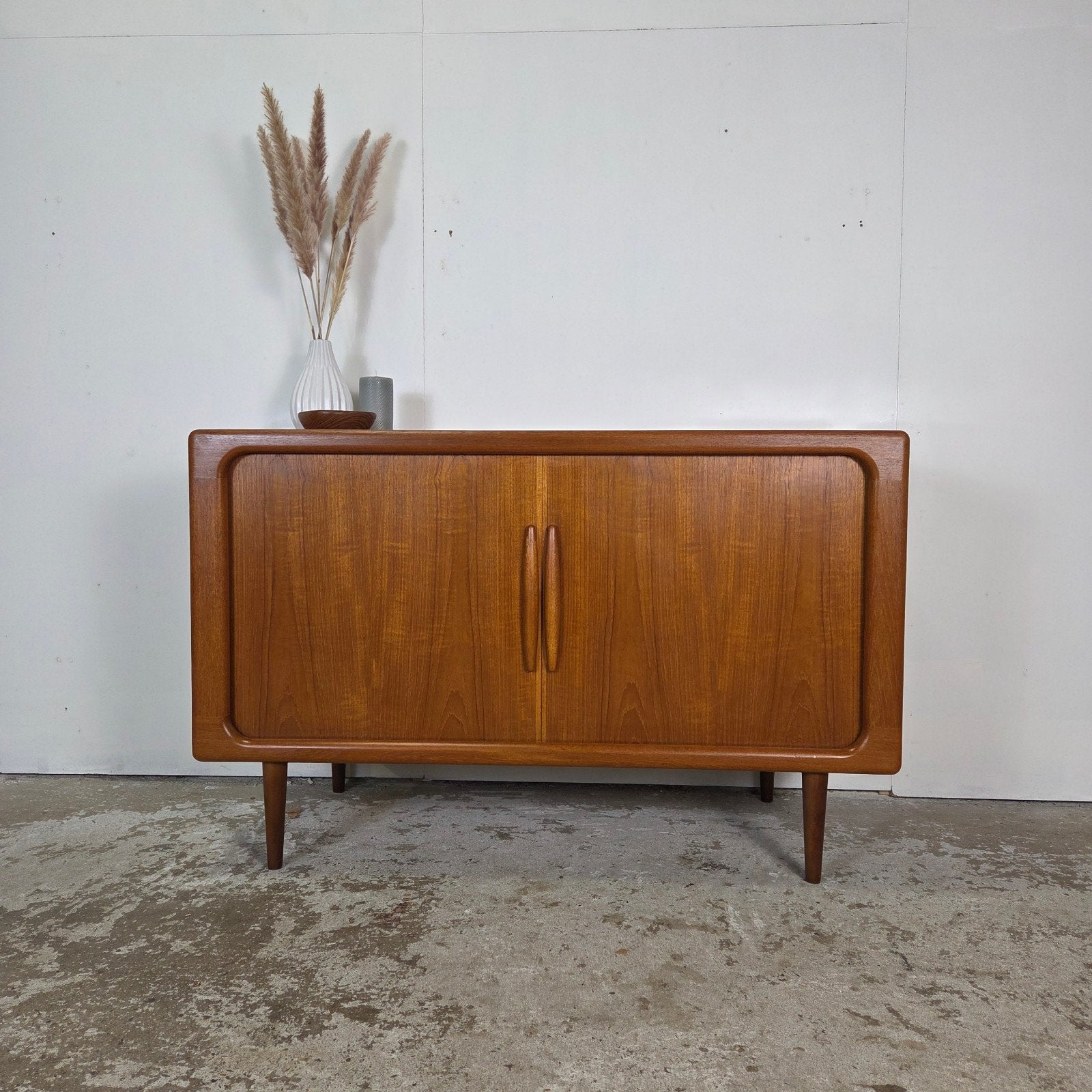 Dyrlund, vintage jaren 60 Deens dressoir tambour deuren teak