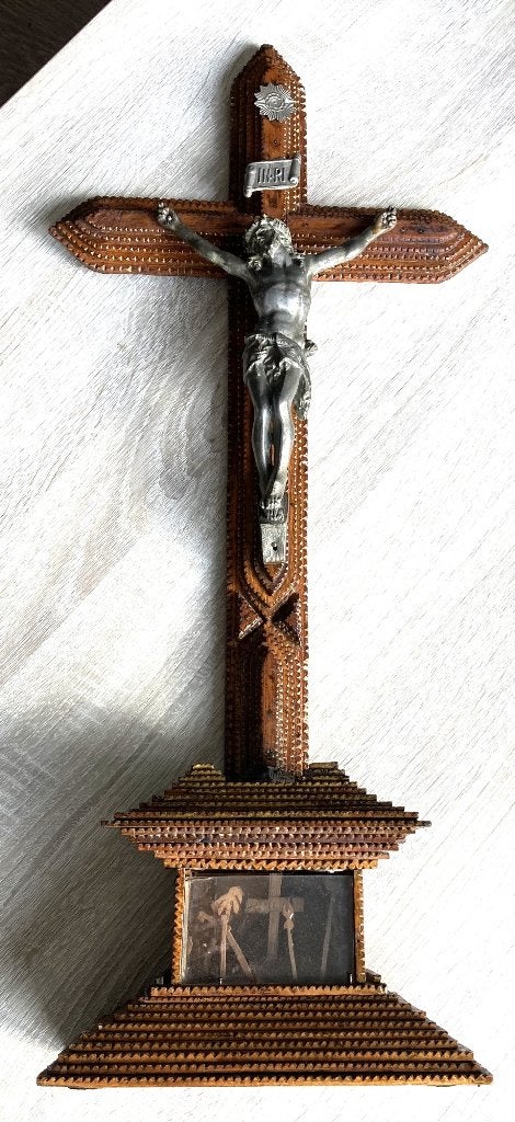Groot Antiek Tramp Art Kruisbeeld met Vitrine (66 cm), Antiek en Kunst, Ophalen of Verzenden