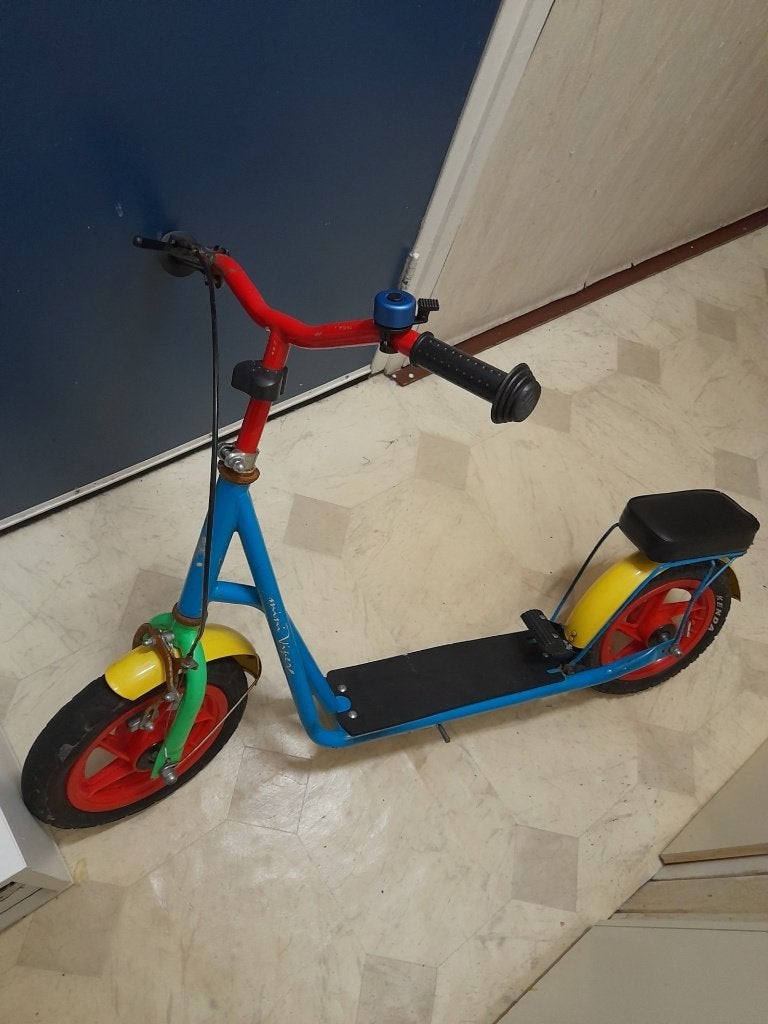 12 Inch Autoped Step Met Lucht Banden Hand En VoetRem, Kinderen en Baby's, Speelgoed | Buiten | Voertuigen en Loopfietsen, Gebruikt
