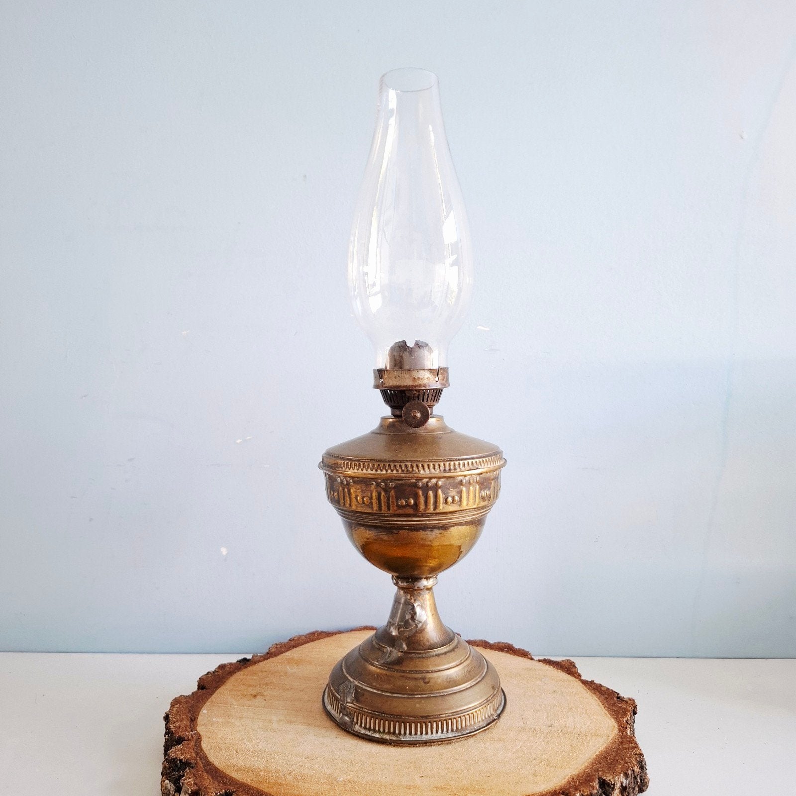 Antieke olielamp van messing met glazen kap, Ophalen of Verzenden