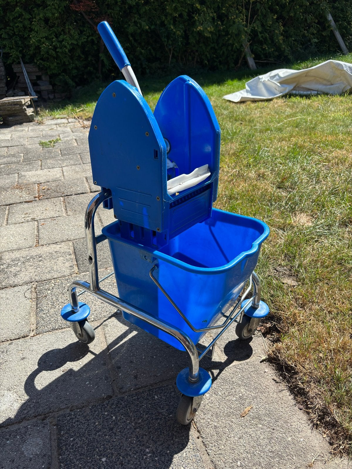Blauwe Moppekar met uitwringfunctie, Ophalen, Dweilemmer, -bak, of -wagen