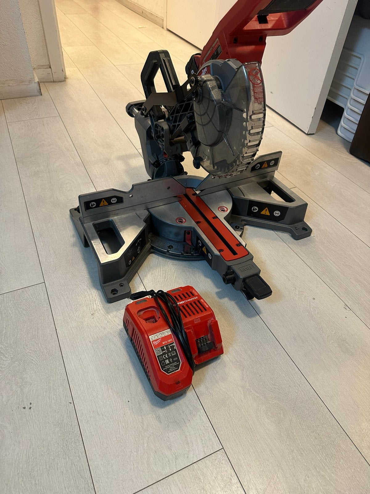 Milwaukee Afkortzaag M18 FMS190 mm met Accu en Oplader, 70 mm of meer, Ophalen of Verzenden, Zo goed als nieuw, Afkortzaag