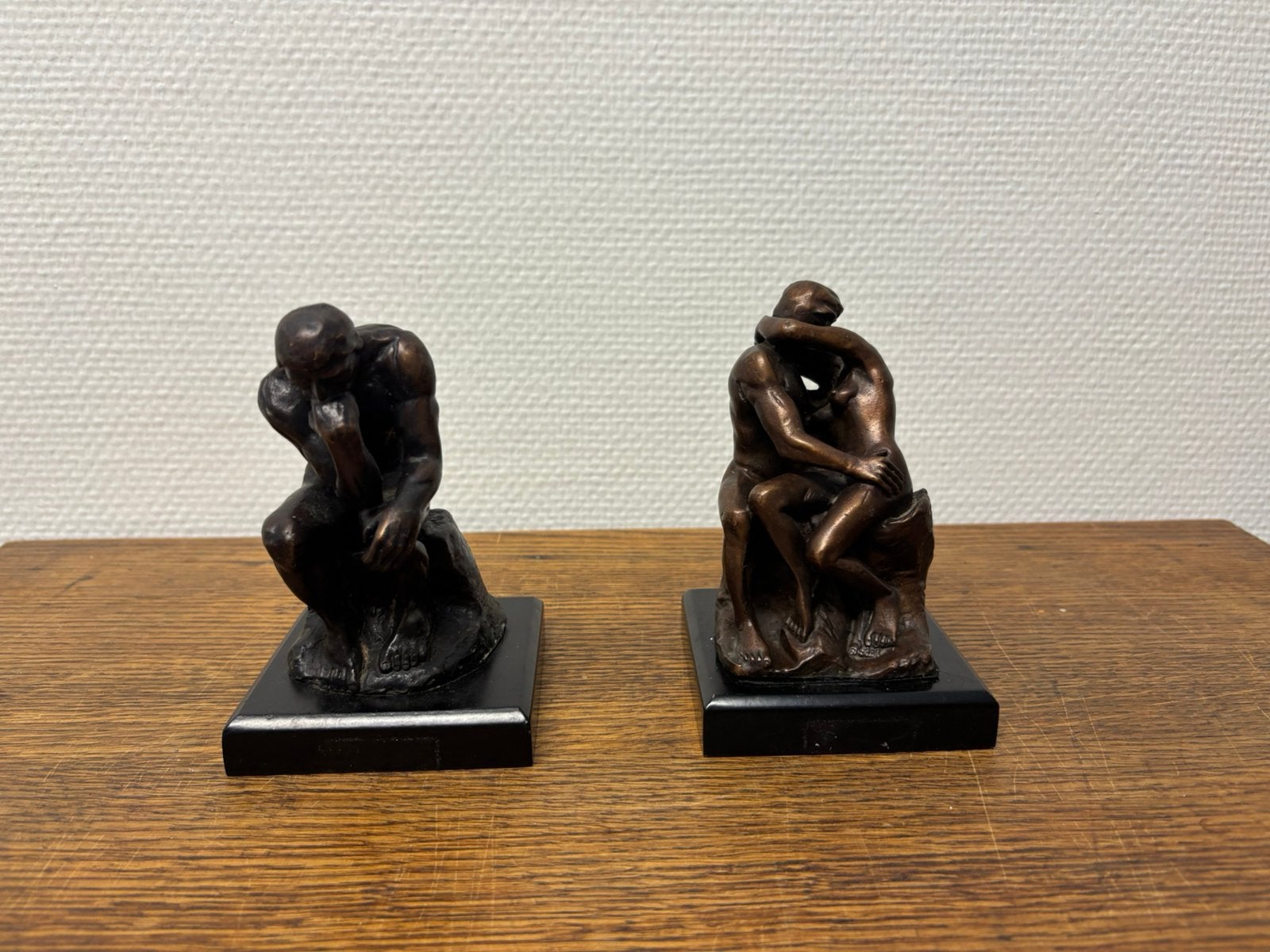 2 bronzen beeldjes ‘de denker’ en ‘de kus’, Ophalen of Verzenden, Zo goed als nieuw, Mens
