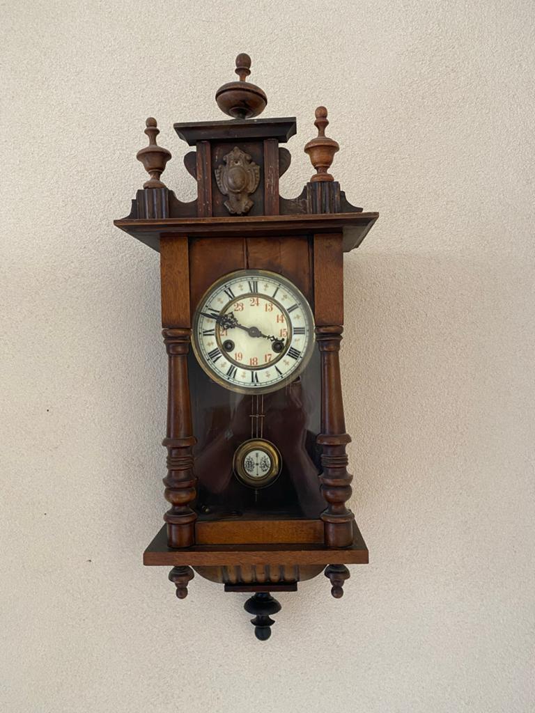 Antieke houten wandklok met slinger, Ophalen