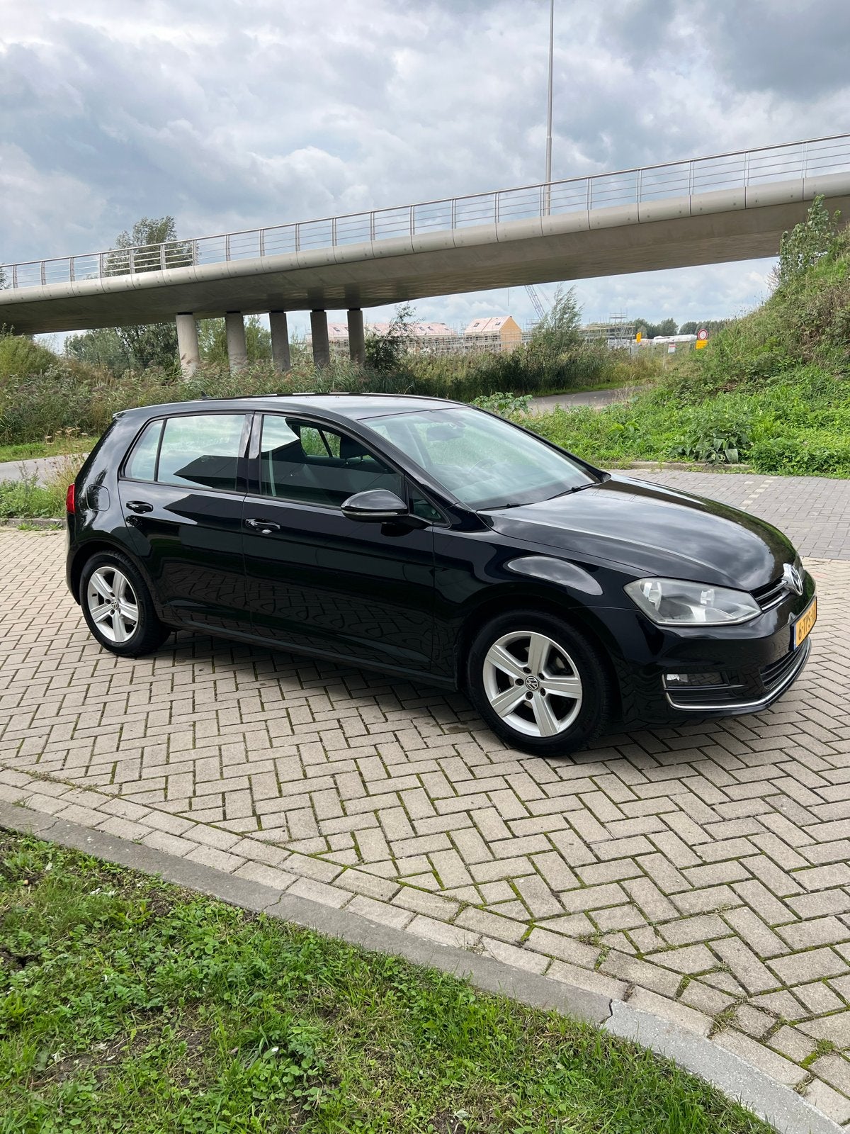 Volkswagen Golf 1.2 TSI 77KW 5D 2014 Zwart trekhaak, Auto's, Voorwielaandrijving, Dealer onderhouden, 4 cilinders, 610 kg