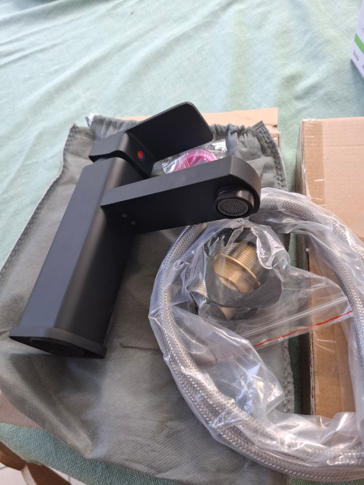 2 x Nieuwe matzwarte wastafelkranen met afvoerplug, Ophalen of Verzenden, Nieuw, Koper, Wastafel