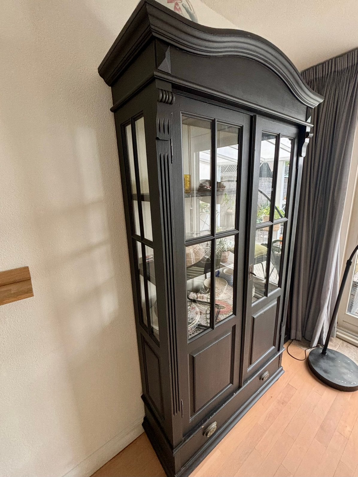 Landelijke zwarte vitrinekast, Huis en Inrichting, Ophalen, 50 tot 100 cm, Zo goed als nieuw, 150 tot 200 cm