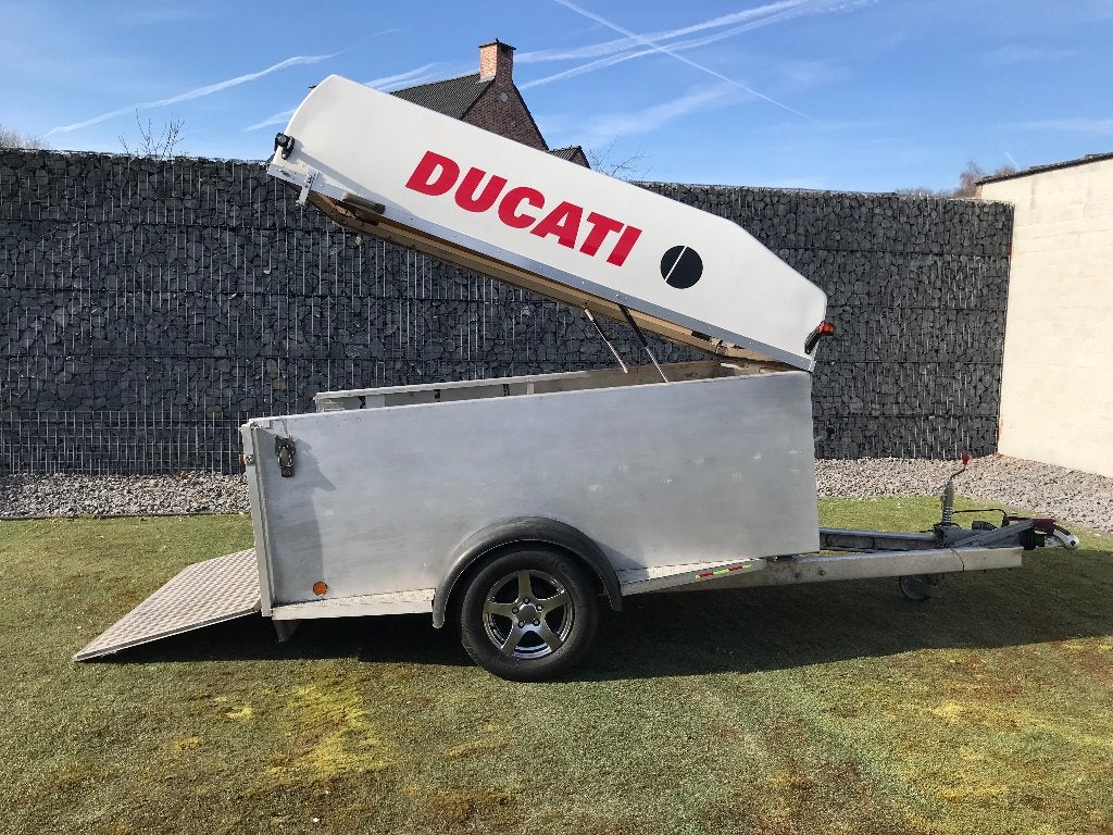 een gesloten geremde kantelbare motortrailer / aanhangwagen, Ophalen, Gebruikt