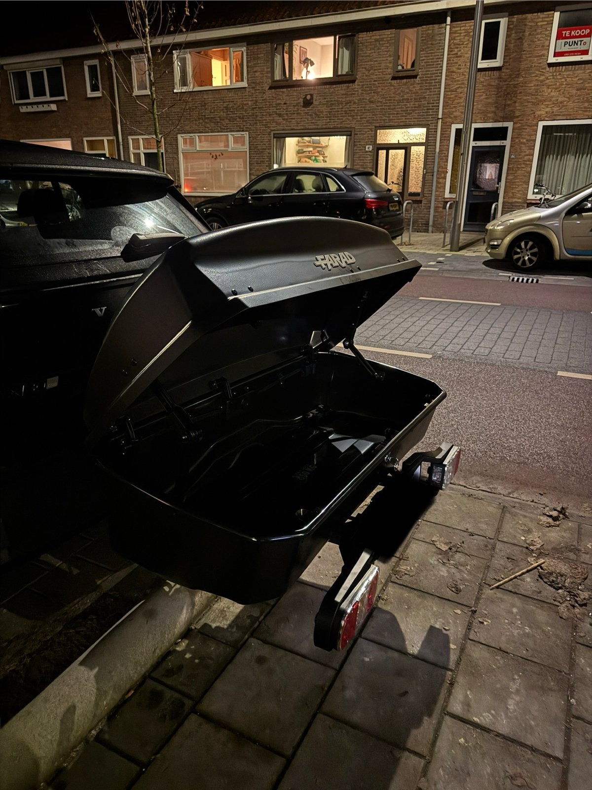 Farad trekhaakkoffer 300 liter te huur / 10E p.dag, Ophalen, Zo goed als nieuw