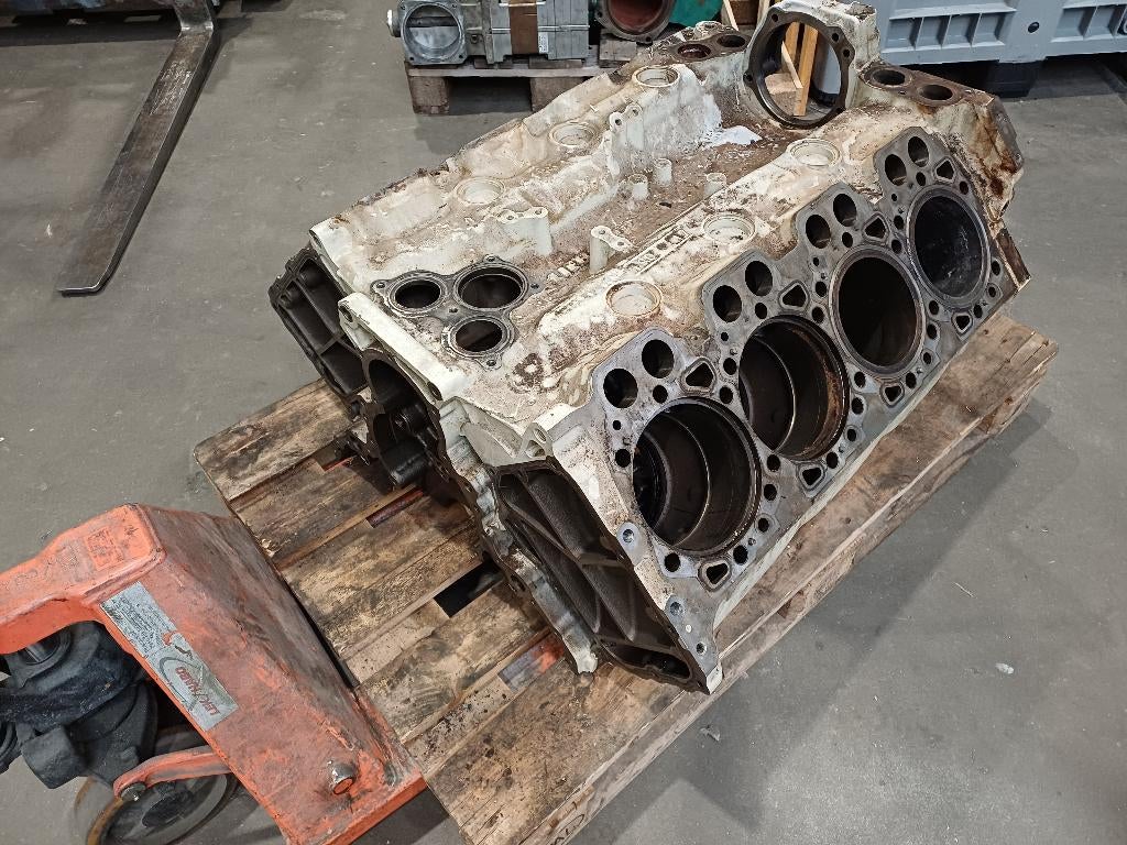 MAN V8 motorblok tafel, Ophalen, Gebruikt