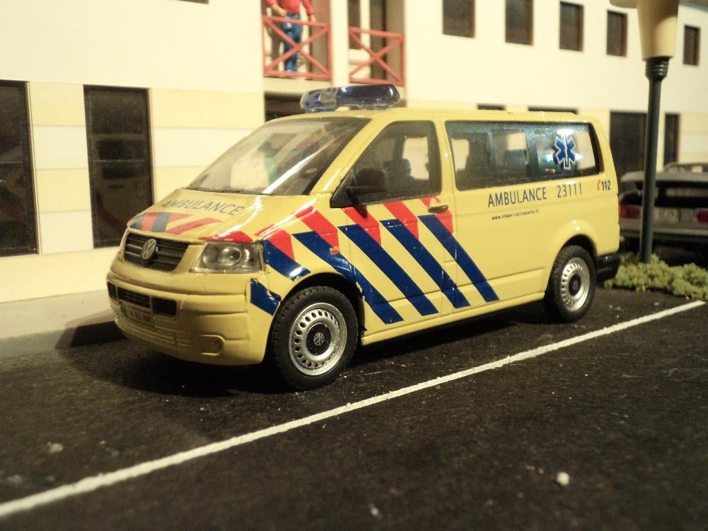 1/43 Volkswagen Transporter T5 Ambulance, Hobby en Vrije tijd, Modelauto's | 1:43, Ophalen of Verzenden, Gebruikt, Auto, Overige merken