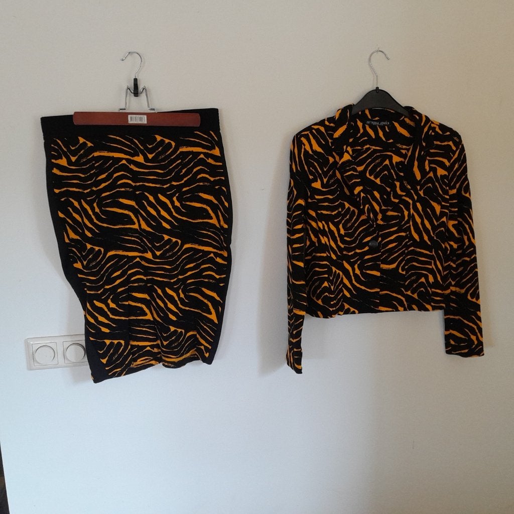 colbertje en rok juffrouw jansen oranje zwart nieuw, Kostuum of Pak, Zwart, Maat 42/44 (L), Nieuw