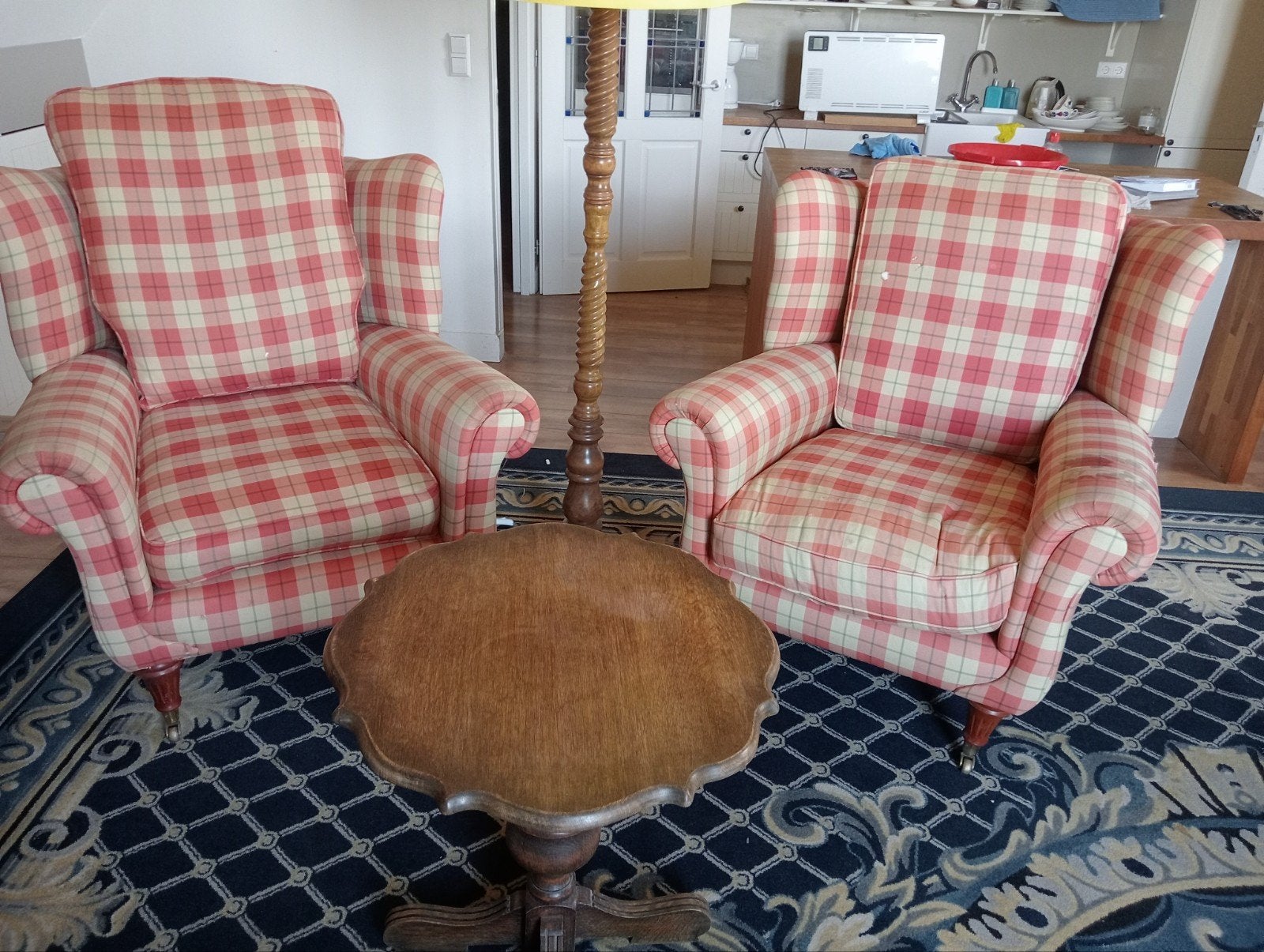 Twee geruite fauteuils met houten salontafel, Huis en Inrichting, Fauteuils, Ophalen, Gebruikt, 75 tot 100 cm, Stof