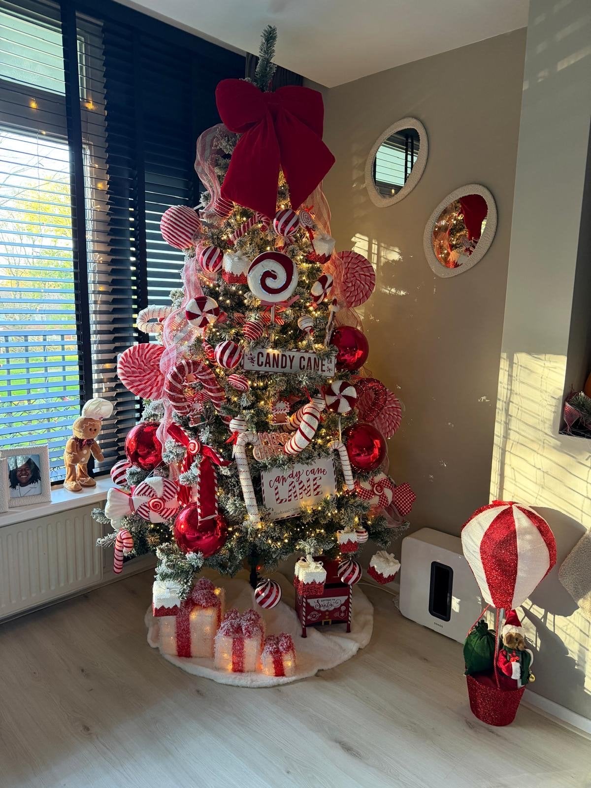 Kunstkerstboom met rood-witte versiering en 3 lichtsnoeren, Diversen, Ophalen, Zo goed als nieuw