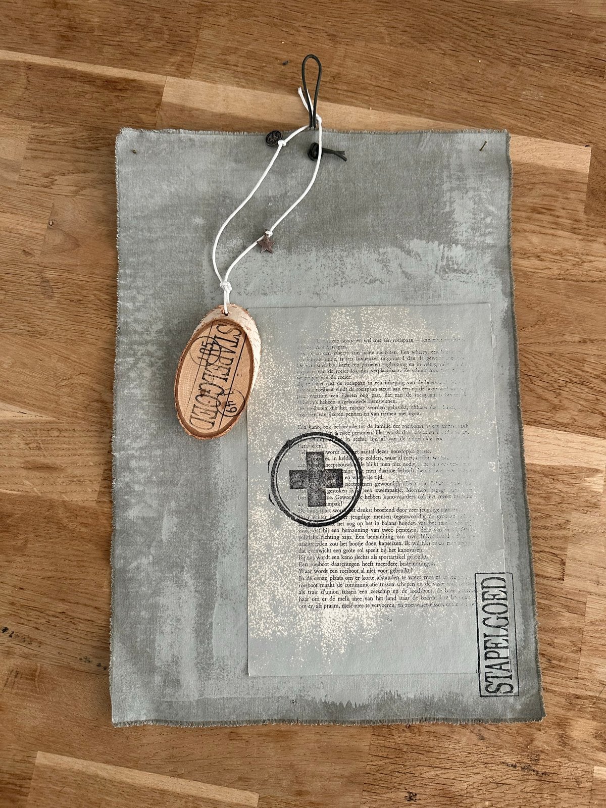 Decoratief Wandkleed 'Stapelgoed' met Houten Label, Ophalen of Verzenden, Zo goed als nieuw
