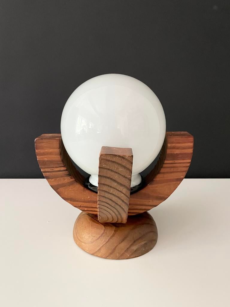 Brutalist vintage tafellamp, glazen bol, houten lampvoet’70s, Ophalen of Verzenden