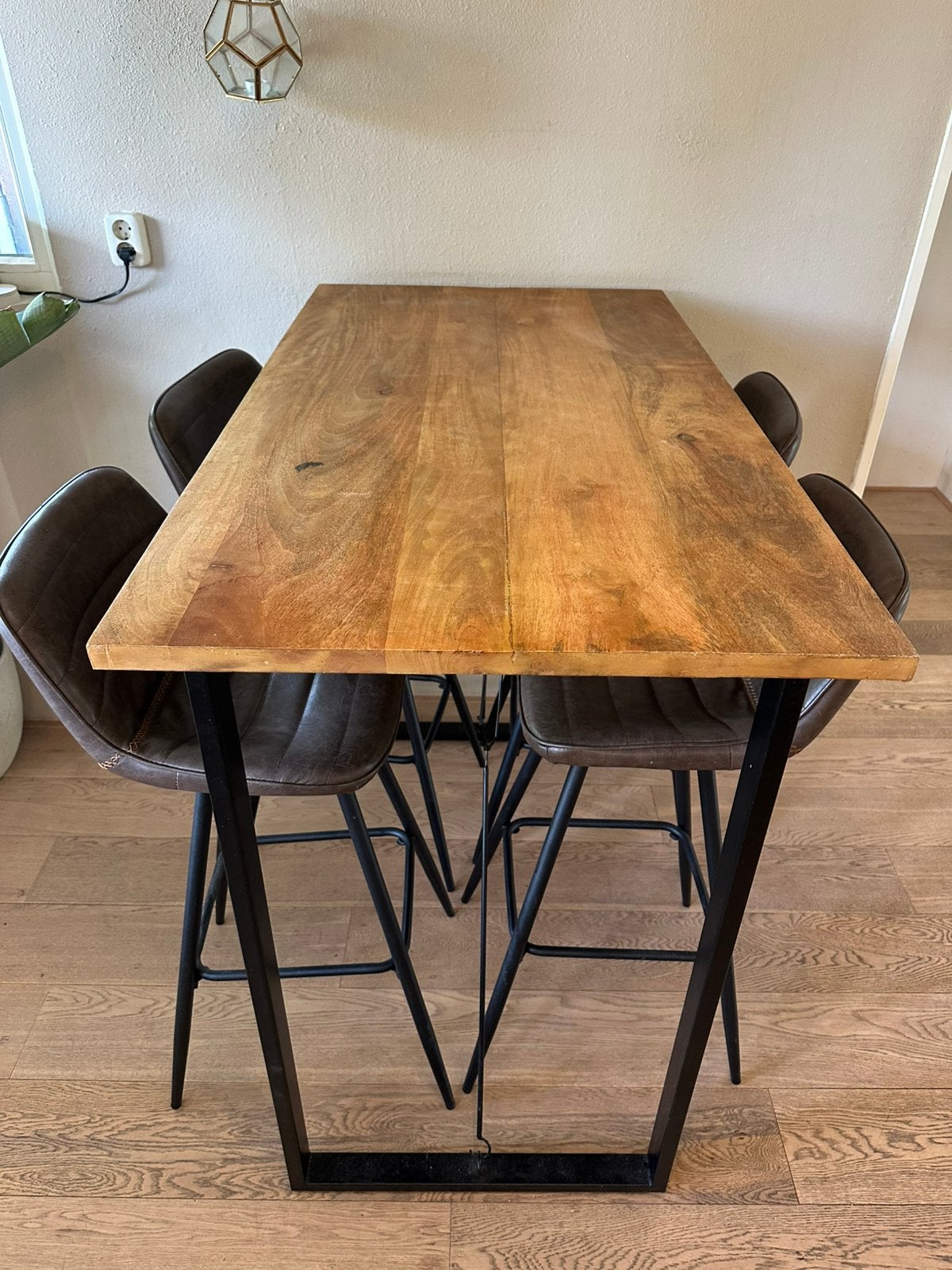 Mango houten bartafel met set van 4 barkrukken, Ophalen, Zo goed als nieuw