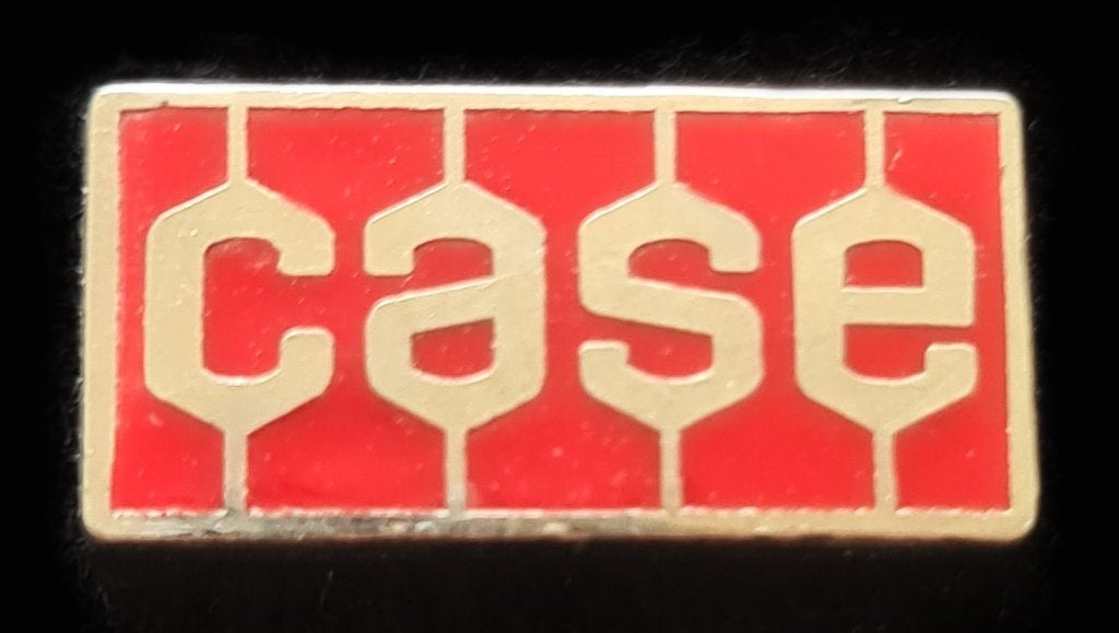 Case pin in rood emaille uitvoering, Verzamelen, Verzenden, Nieuw, Transport, Speldje of Pin