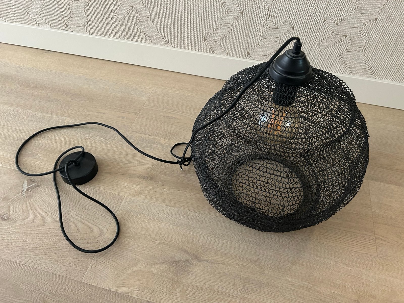 Zwarte metalen draadlamp - 40cm hoog, 35cm diameter, Huis en Inrichting, Lampen | Hanglampen, Ophalen of Verzenden, Zo goed als nieuw