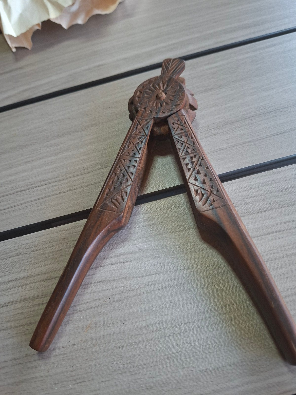 Notenkraker met Scandinavisch houtsnijwerk, Ophalen