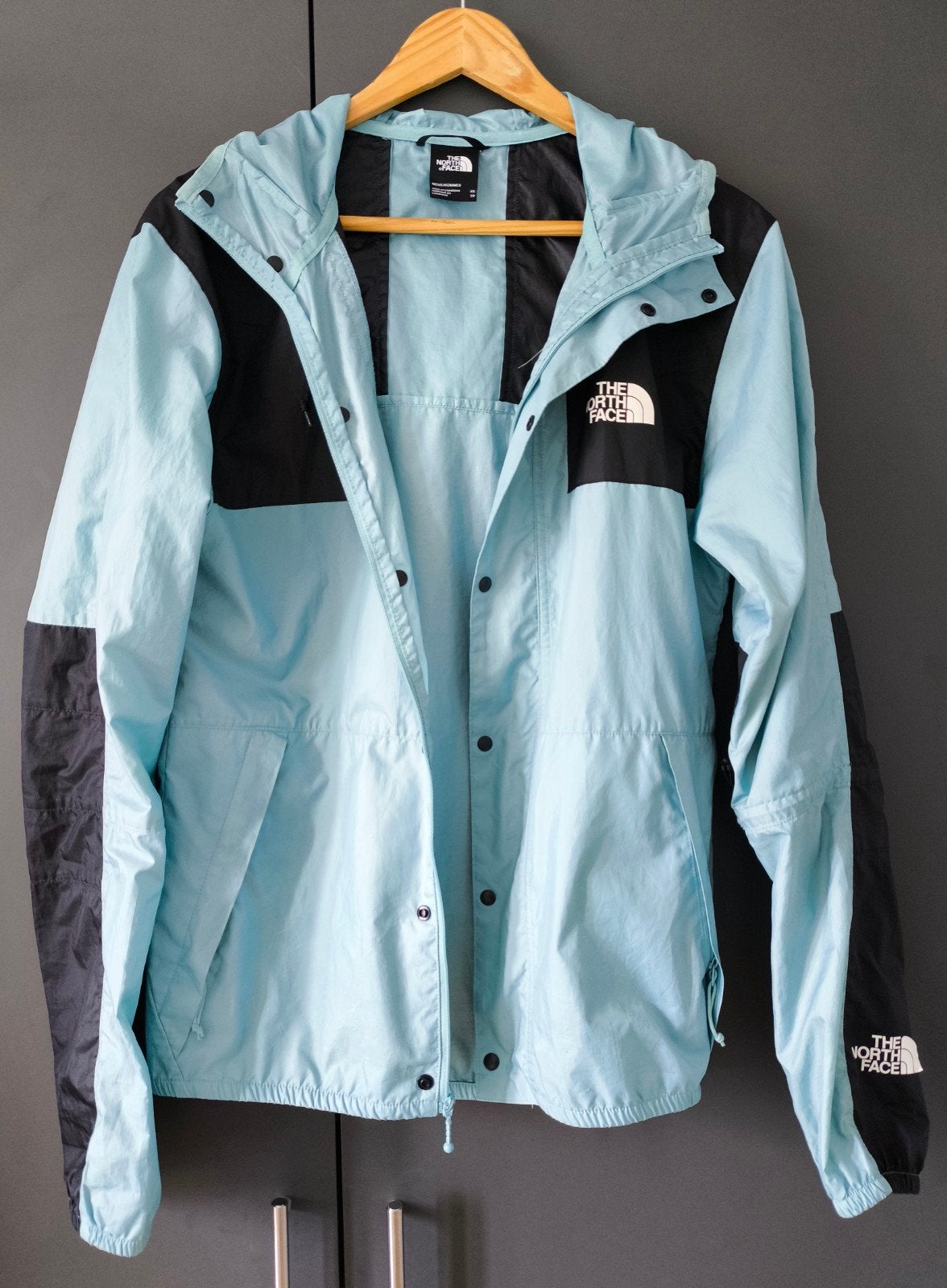 The North Face windjack XS lichtblauw/zwart (164-176), Kinderen en Baby's, The North Face, Ophalen of Verzenden, Zo goed als nieuw