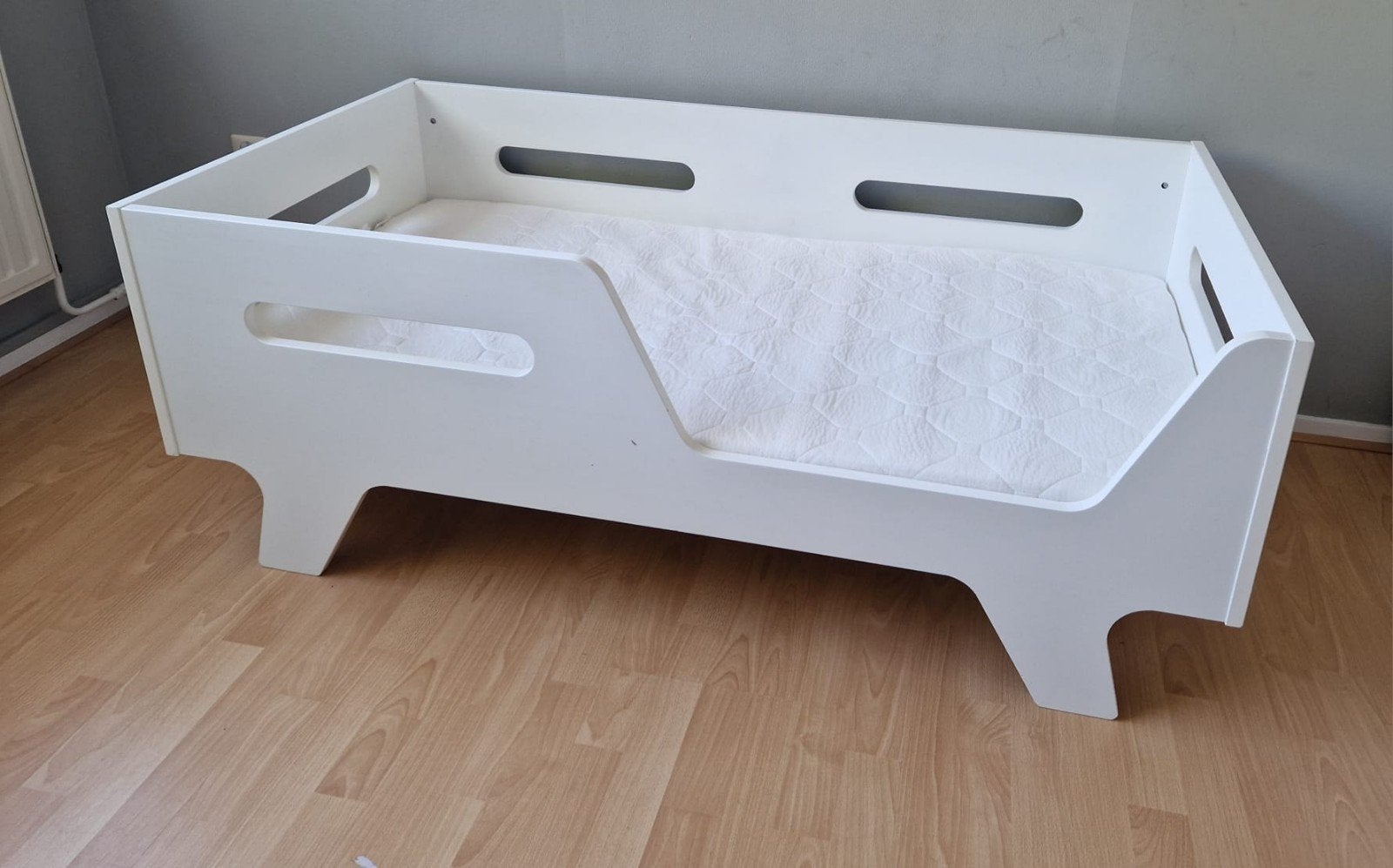 petit amelie peuterbed wit incl matras en lattenbodem, Gebruikt, 70 tot 85 cm, 140 tot 160 cm, Ophalen