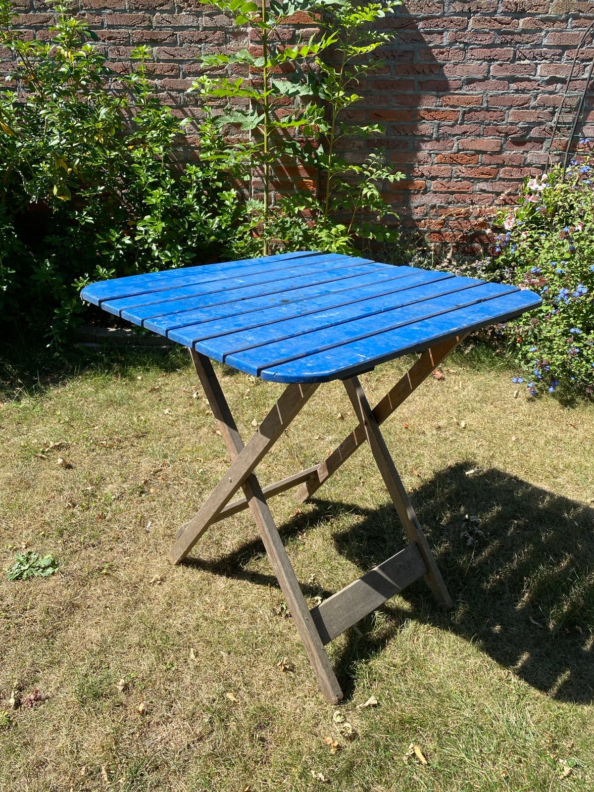 Blauwe houten tuintafel, inklapbaar, 70x68x68 cm, Ophalen, Gebruikt, Vierkant, Hout