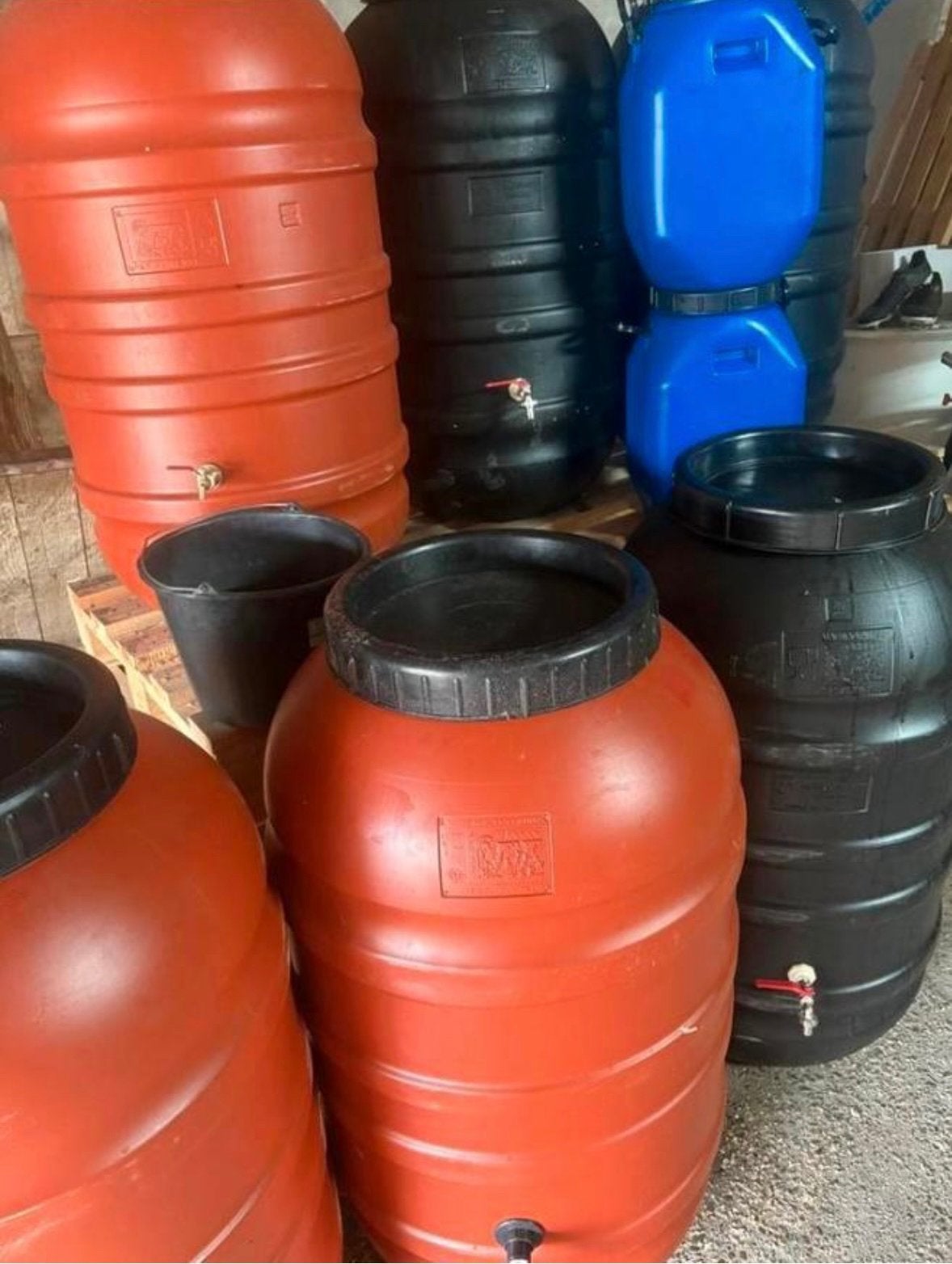 Regentonnen regenton vaten barrels 220 liter va €10, Tuin en Terras, Regentonnen, 150 liter of meer, Ophalen, Zo goed als nieuw