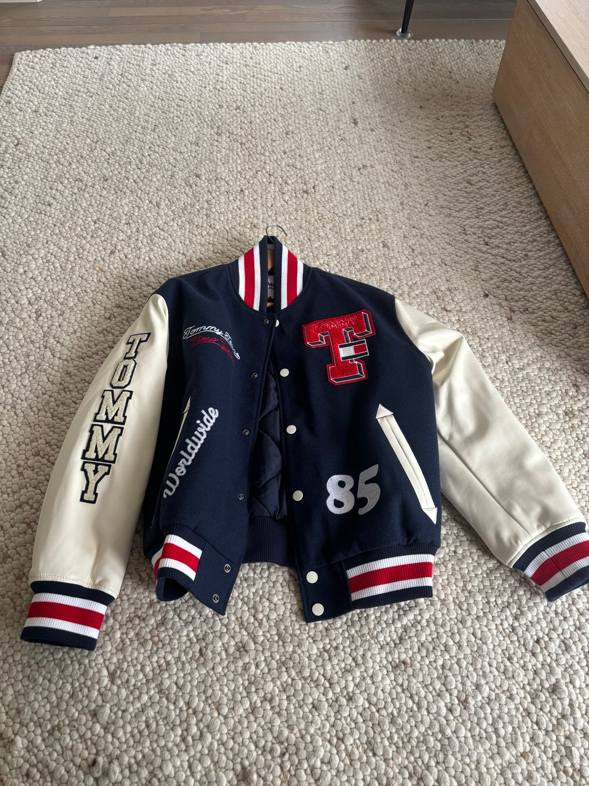 Tommy Jeans Varsity Jacket - Maat M, Kleding | Heren, Ophalen of Verzenden, Nieuw, Maat 48/50 (M), Blauw