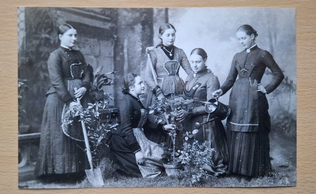 foto met vrouwen en bloemen - rond 1900, Verzenden, Foto, Nieuw, Buitenland