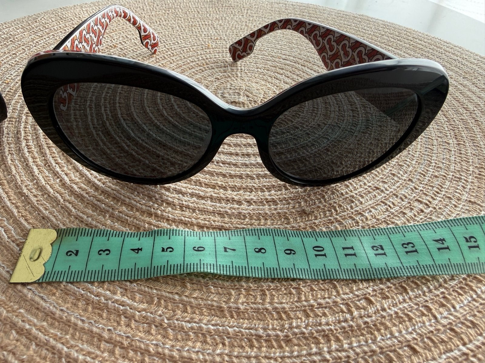 Burberry Zonnebril met Monogram Detail - Zo goed als nieuw, Overige merken, Zonnebril, Zwart, Ophalen of Verzenden